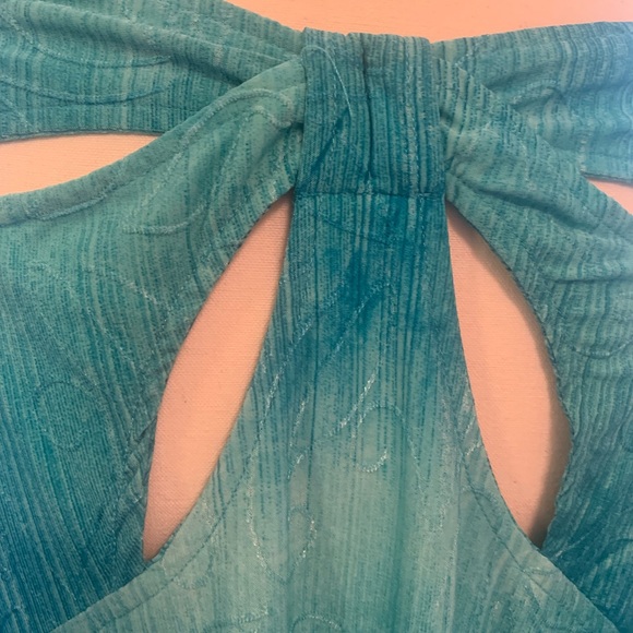 Avenue plus size 18/20 gorgeous teal top with opening in back - Picture 8 of 9